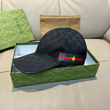Gucci classic baseball cap features a bee design 01