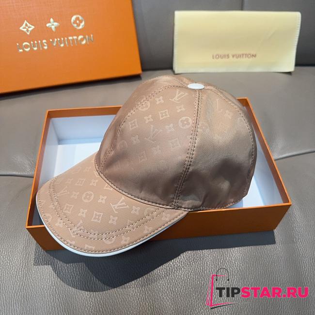 Louis Vuitton baseball cap features a subtle print 01 - 1