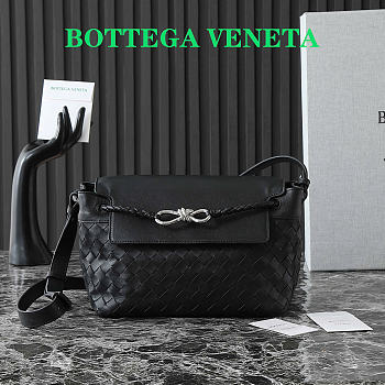 Bottega Veneta Small Andiamo Messenger In Black