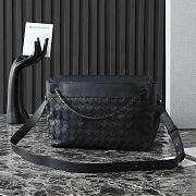Bottega Veneta Small Andiamo Messenger In Black - 4