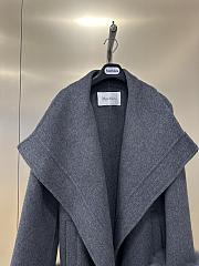Max Mara Autumn/Winter Wool Coat with Detachable White Fox Fur Cuffs 02 - 4