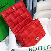 Bottega Veneta Chain Cassette leather crossbody bag in red - 4