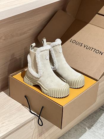 Louis Vuitton V Winter runway-style wool Chelsea and ankle boots beige
