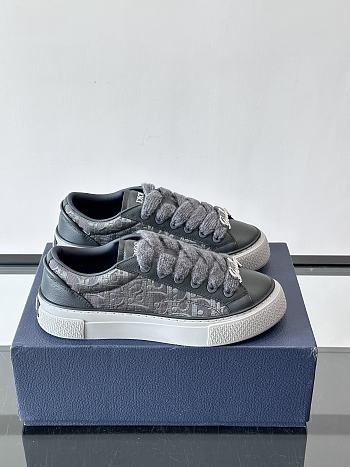 Dior B33 Sneakers offers a fresh 05