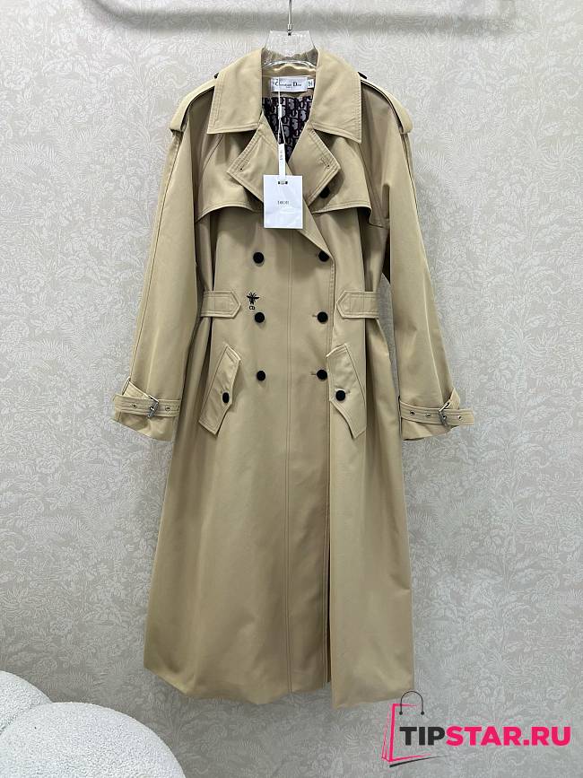Dior trench coat features a lapel and belt 02 - 1