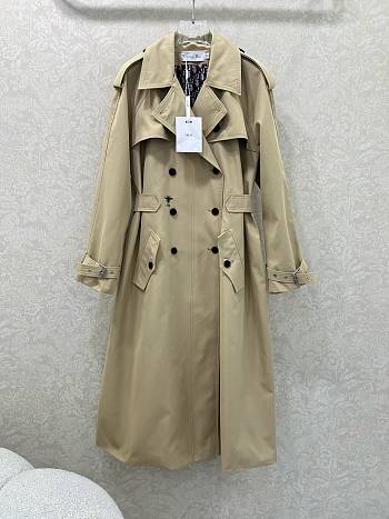 Dior trench coat features a lapel and belt 02