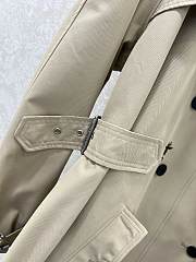 Dior trench coat features a lapel and belt 02 - 2