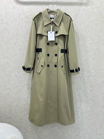Dior trench coat features a lapel and belt 01