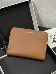 Loewe Zipped coin purse in shiny nappa calfskin brown - 1