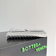 Bottega Veneta Andiamo Clutch Top handle clutch in Intrecciato laminated leather silver - 5