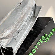 Bottega Veneta Andiamo Clutch Top handle clutch in Intrecciato laminated leather silver - 2