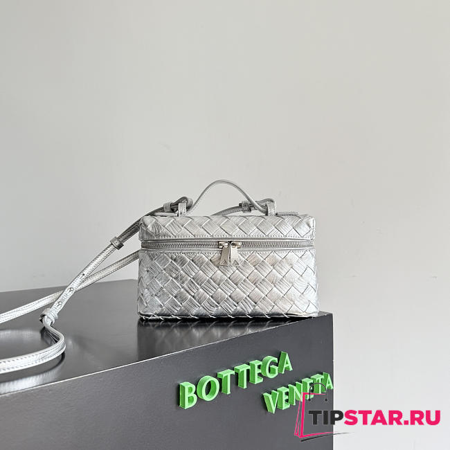 Bottega Veneta Bang Bang Vanity case in Intrecciato wood-embossed silver - 1
