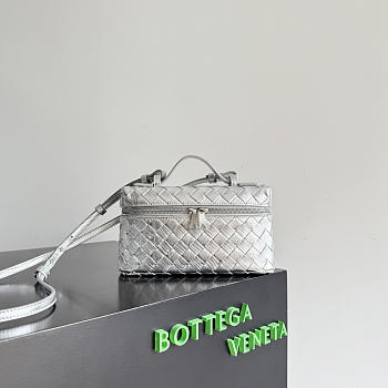 Bottega Veneta Bang Bang Vanity case in Intrecciato wood-embossed silver