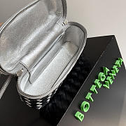 Bottega Veneta Bang Bang Vanity case in Intrecciato wood-embossed silver - 3