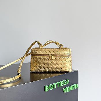 Bottega Veneta Bang Bang Vanity case in Intrecciato wood-embossed gold
