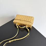 Bottega Veneta Bang Bang Vanity case in Intrecciato wood-embossed gold - 4