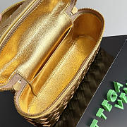 Bottega Veneta Bang Bang Vanity case in Intrecciato wood-embossed gold - 2