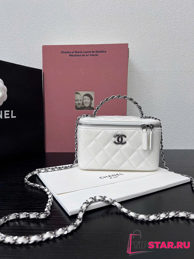 Chanel Long vanity with top handle in lambskin white - 1