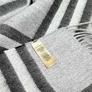 Burberry Shawl features embroidered equestrian motifs 03 - 2