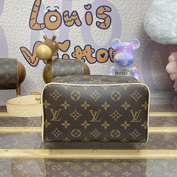 Louis Vuitton Locker Dopp Kit canvas Monogram Eclipse 02
