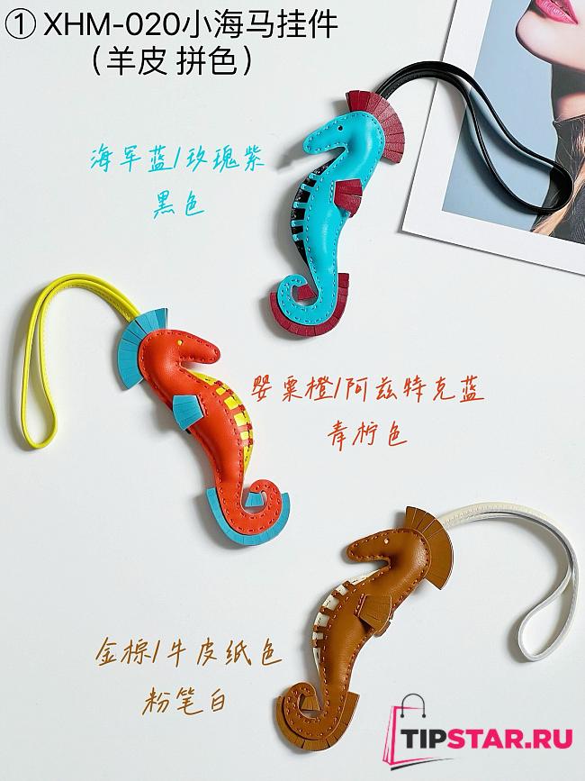 HM-020 Small Seahorse Pendant - 1