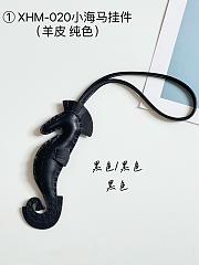 HM-020 Small Seahorse Pendant - 3