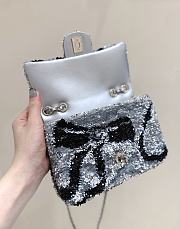 Chanel Flap Bag in Sequins Metallic accents blue - 2
