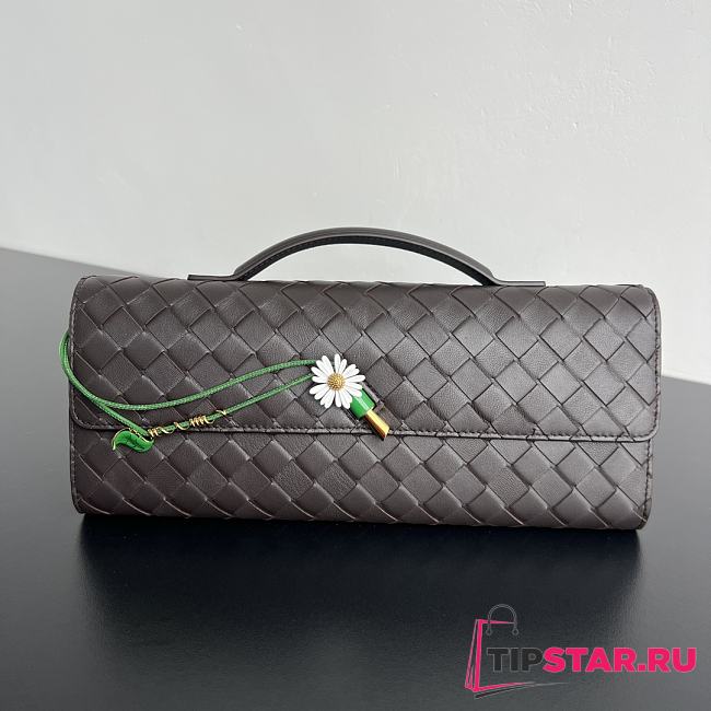 Bottega Veneta Flower Charm Andiamo Long Clutch In Fondant - 1