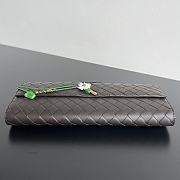 Bottega Veneta Flower Charm Andiamo Long Clutch In Fondant - 6