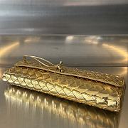 Bottega Veneta Andiamo Clutch Top handle clutch in Intrecciato laminated leather gold - 6