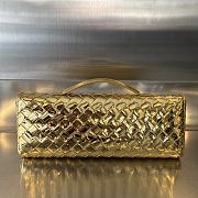Bottega Veneta Andiamo Clutch Top handle clutch in Intrecciato laminated leather gold - 4