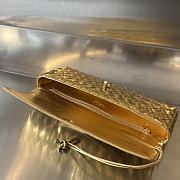 Bottega Veneta Andiamo Clutch Top handle clutch in Intrecciato laminated leather gold - 3
