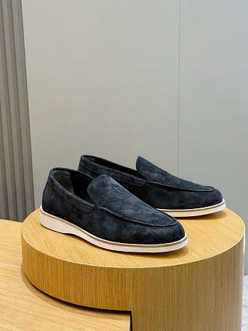 Hermès low loafers in suede combine sleek design dark blue