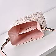 Gucci GG Emblem small bucket bag pink leather trim - 5
