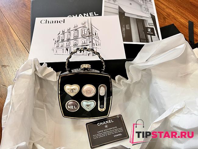 Chanel Fall-Winter 2025/26 Pre-Collection Makeup Palette Minaudiere - 1