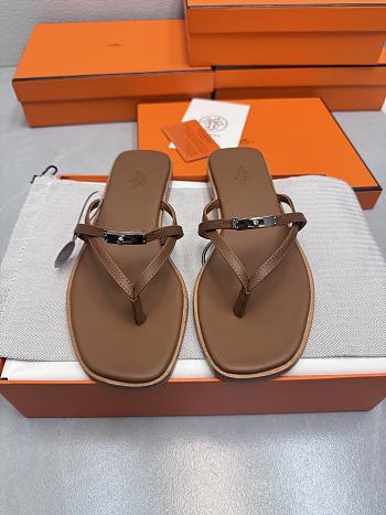 Hermes Kelly buckle flip-flops brown