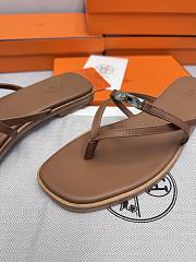 Hermes Kelly buckle flip-flops brown - 6