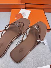 Hermes Kelly buckle flip-flops brown - 5