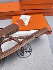 Hermes Kelly buckle flip-flops brown - 3