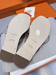 Hermes Kelly buckle flip-flops brown - 2