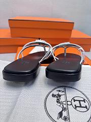 Hermes Kelly buckle flip-flops silver - 2