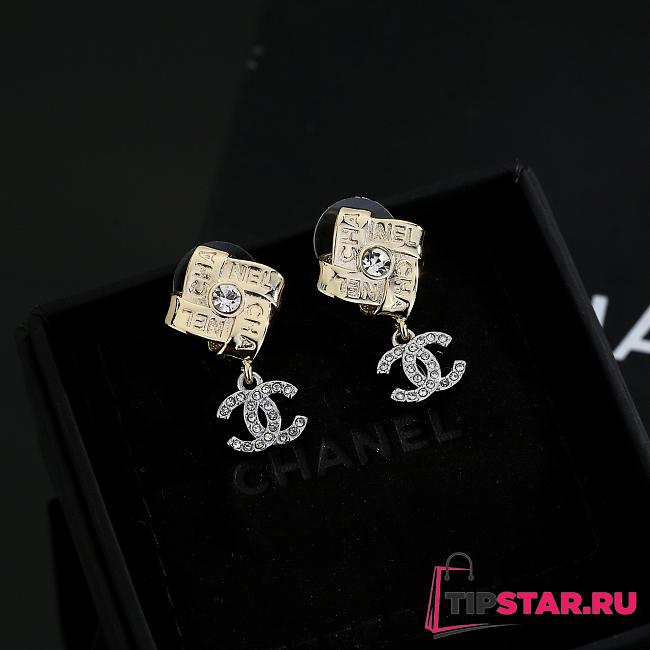Chanel stud earrings flatter the face shape - 1