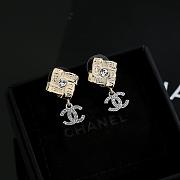 Chanel stud earrings flatter the face shape - 1