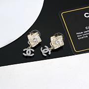 Chanel stud earrings flatter the face shape - 3