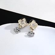 Chanel stud earrings flatter the face shape - 5