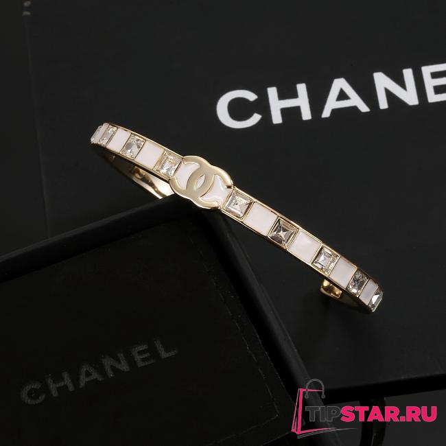 Chanel bracelet features a dripping square diamond - 1