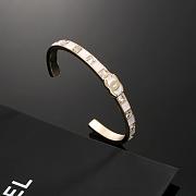 Chanel bracelet features a dripping square diamond - 6