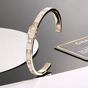 Chanel bracelet features a dripping square diamond - 2