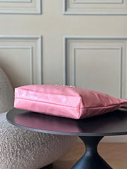 Chanel 22 Medium Handbag Pink Calfskin & Gold Metal - 4