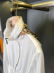  Burberry Short Nylon Blackpool Parka White - 6